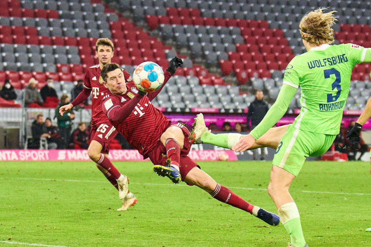 Robert Lewandowski w piątkowym meczu z VfL Wolfsburg strzelił swojego 69. gola w 2021 roku.