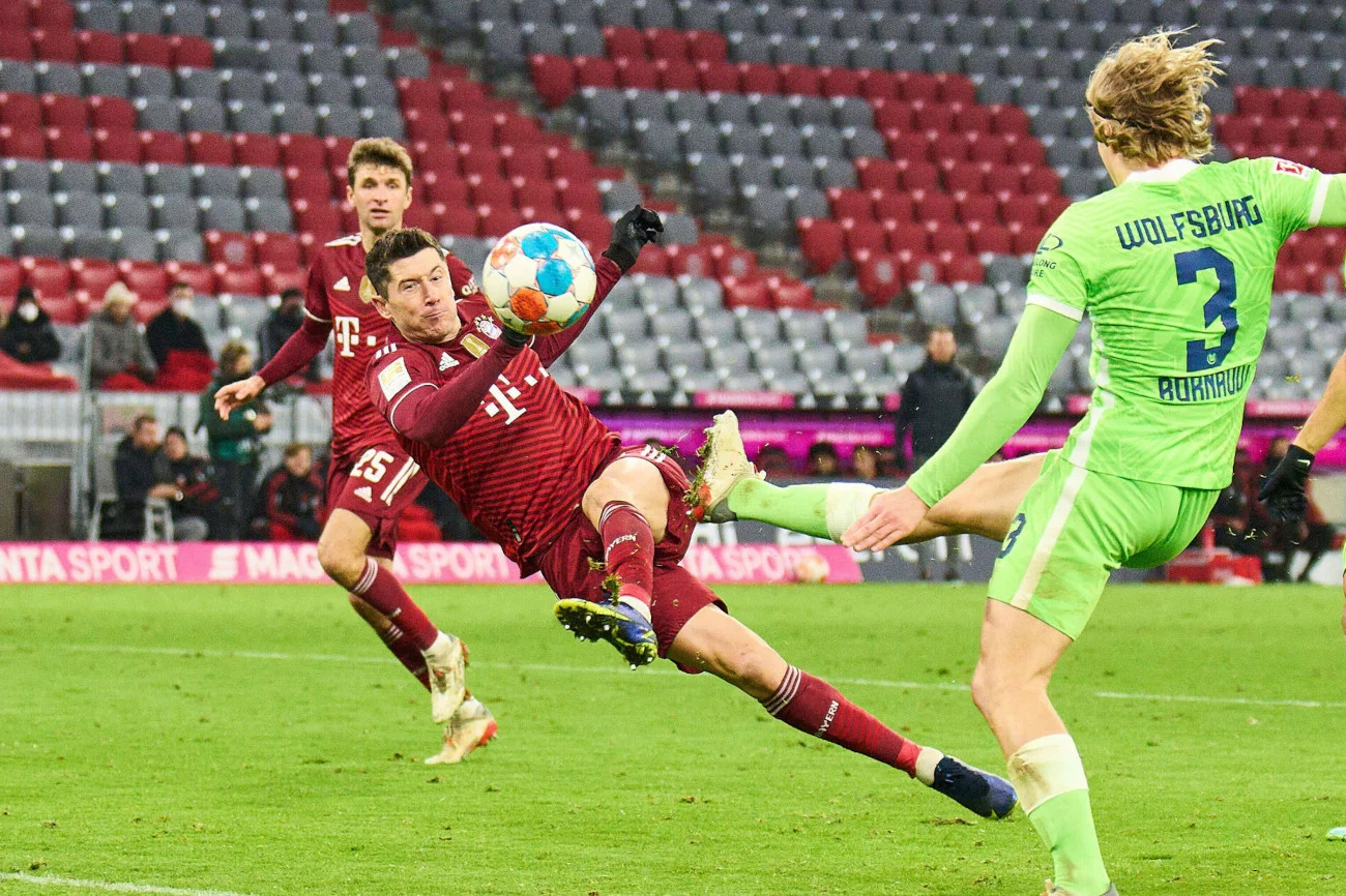 Robert Lewandowski w piątkowym meczu z VfL Wolfsburg strzelił swojego 69. gola w 2021 roku.