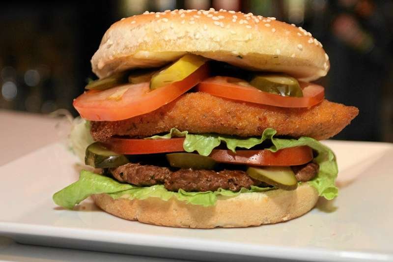 Fast good to między innymi liczne burger bary, które sprzedają hamburgery w miarę tanio i szybko, ale z jakościowych produktów