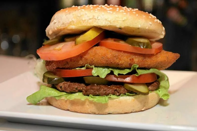 Fast good to między innymi liczne burger bary, które sprzedają hamburgery w miarę tanio i szybko, ale z jakościowych produktów