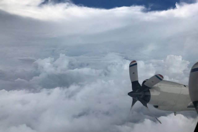 Samolot NOAA w oku cyklonu, czyli wewnątrz huraganu Irma, który zbliża się do Florydy.