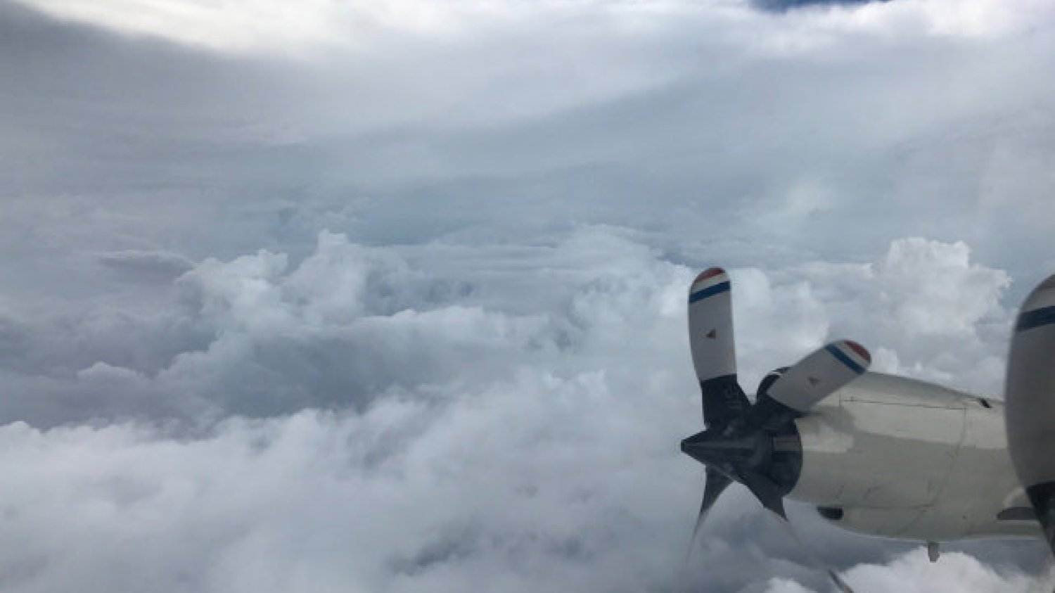 Samolot NOAA w oku cyklonu, czyli wewnątrz huraganu Irma, który zbliża się do Florydy.