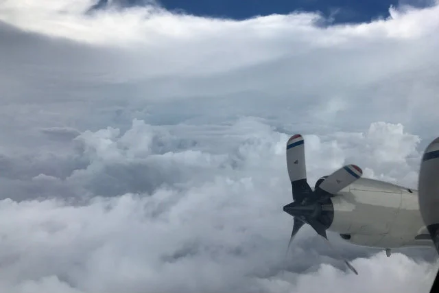 Samolot NOAA w oku cyklonu, czyli wewnątrz huraganu Irma, który zbliża się do Florydy.