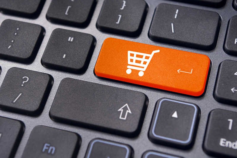 Więcej mężczyzn niż kobiet robi zakupy online