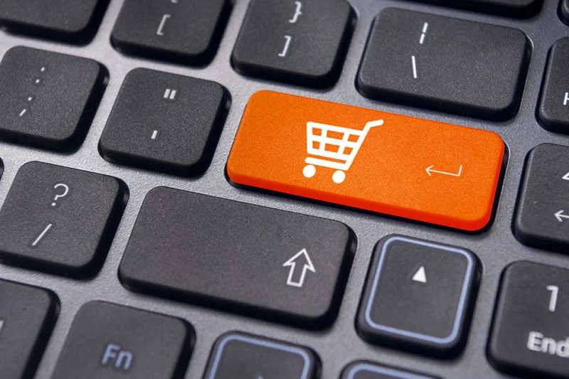 Więcej mężczyzn niż kobiet robi zakupy online