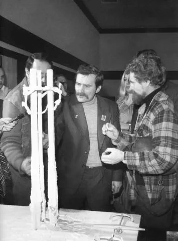Jednym z postulatów sierpniowych było upamiętnienie ofiar kul milicyjnych z grudnia '70.