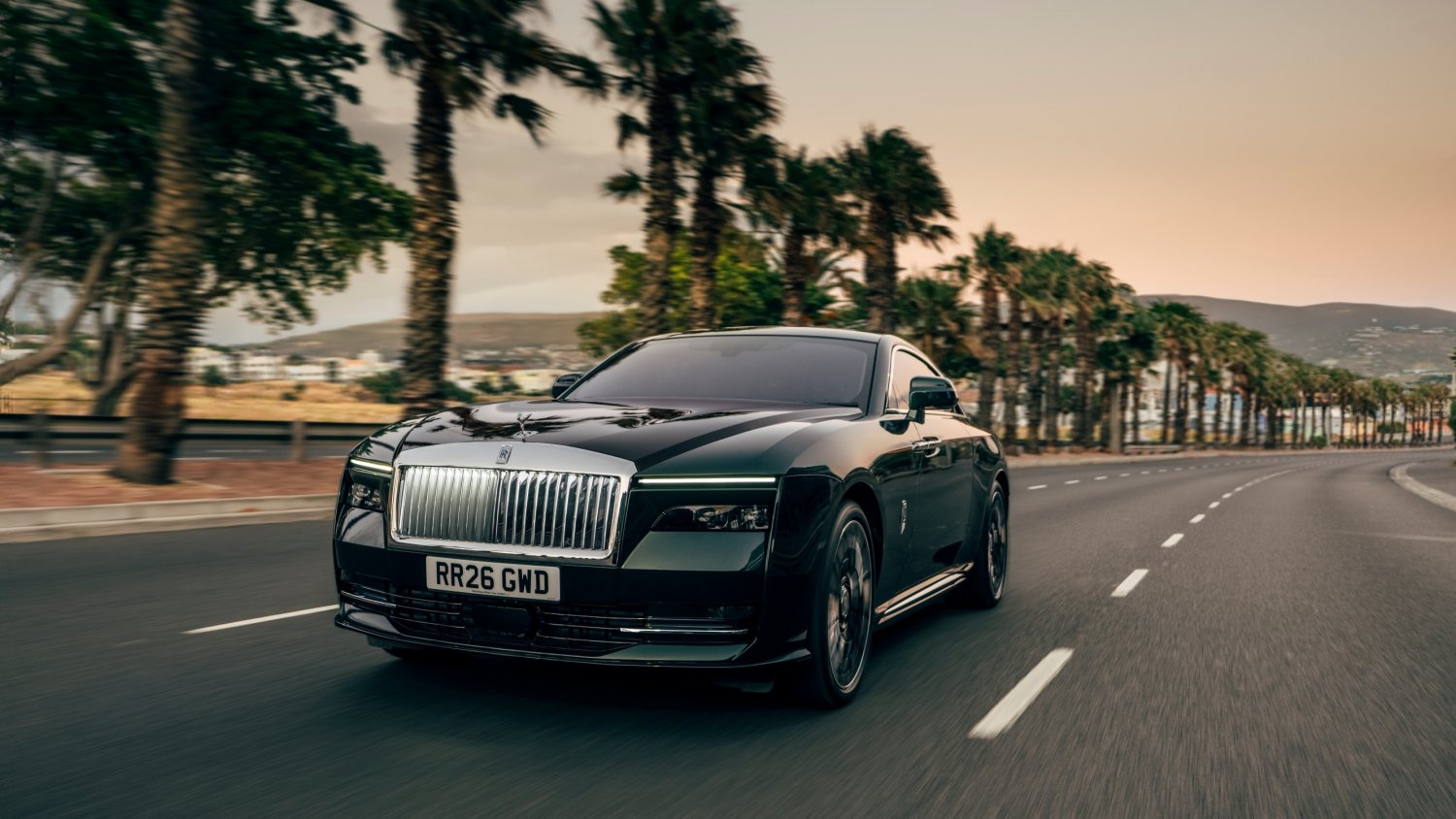 Ferrari pokazało Luce, a Rolls-Royce udoskonalonego Spectre II. I ja kupuję ten drugi projekt