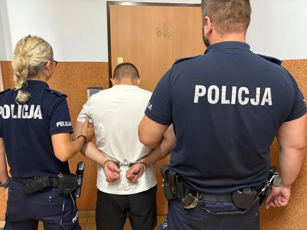 Złodzieje kawy w Biedronce Para policjantów z ujętym przestępcom