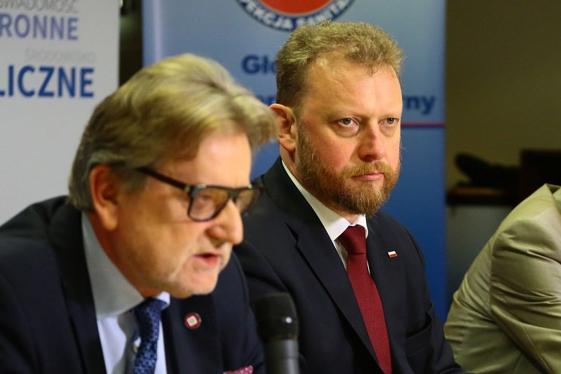 Łukasz Szumowski obroniony na komisji zdrowia. Przepadł wniosek o wotum nieufności.