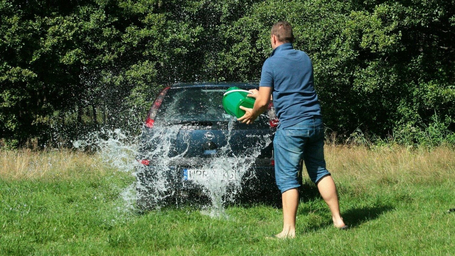 Tych błędów unikaj przy myciu auta. Co ile się powinno czyścić samochód? Jak myć samochód? Poradnik, który pozwoli uniknąć błędów