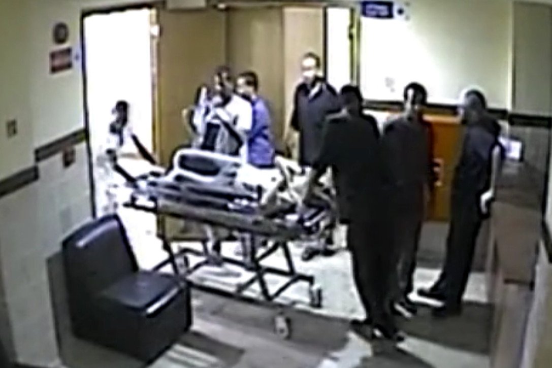 Magdalenę Żuk w szpitalu otaczał szereg pracowników placówki.