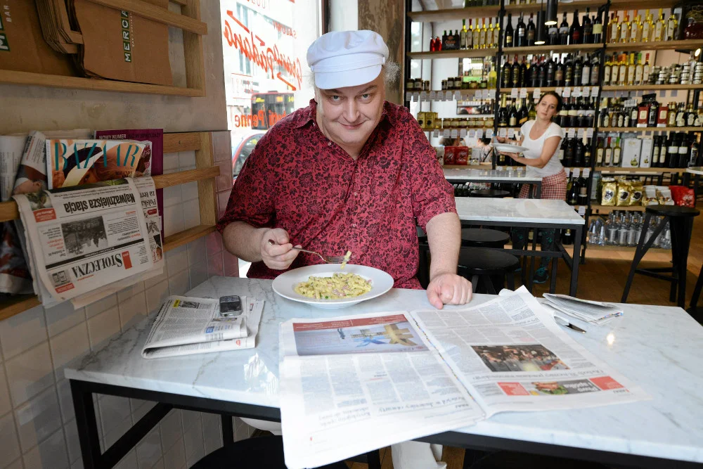 Maciej Nowak - krytyk teatralny i kulinarny w czasie wizyty w warszawskiej restauracji przy ul. Pięknej