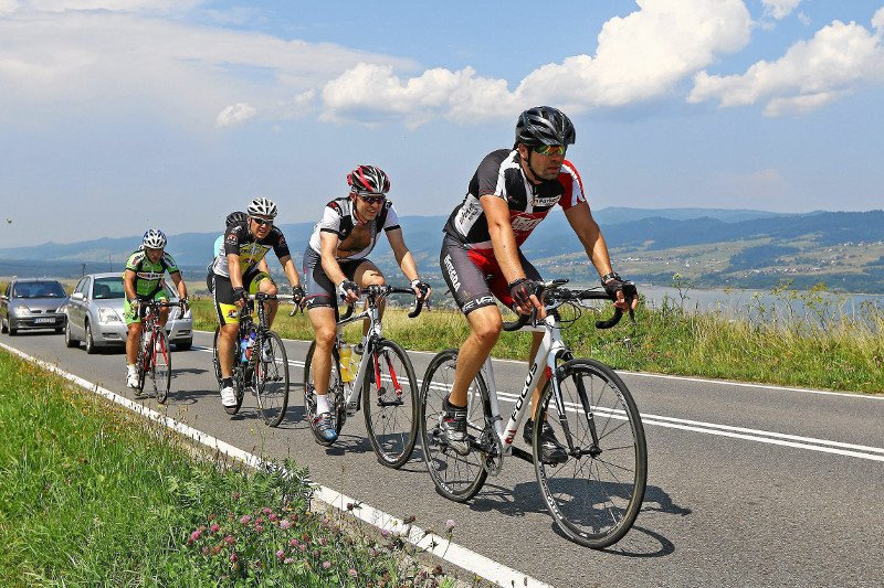 Rower szosowy to prawdziwy cud techniki, jednak w starciu z dziurawymi ścieżkami rowerowymi jego przegrana jest tylko kwestią czasu.
