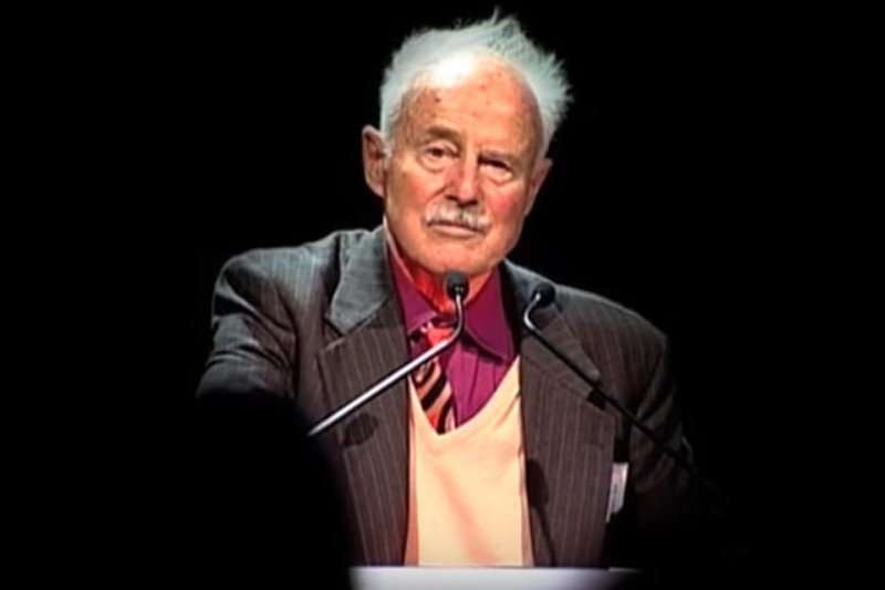 Charles Merrill, amerykański milioner i filantrop, miał dwa domy – w Bostonie i Nowym Sączu. Zmarł w wieku 97 lat.