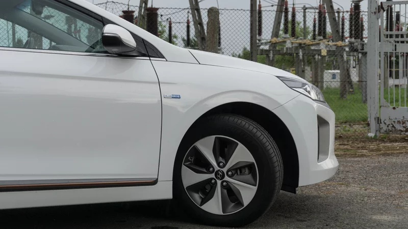 Elektryczny Ioniq jeździ na mniejszych felgach od hybrydowego brata.