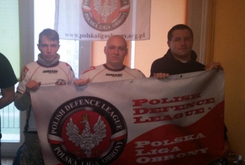 Polska Liga Obrony obkleiła meczet naklejkami z antyislamskimi hasłami