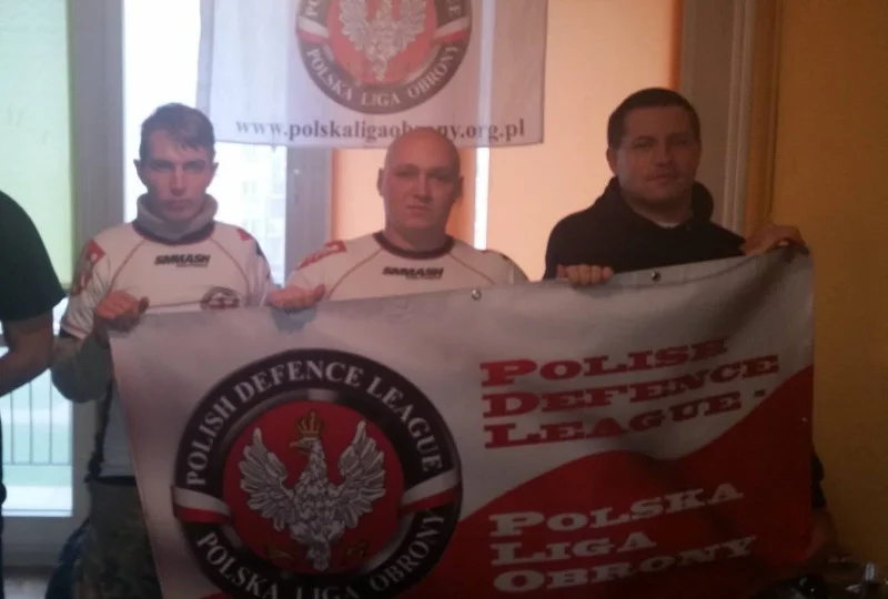 Polska Liga Obrony obkleiła meczet naklejkami z antyislamskimi hasłami