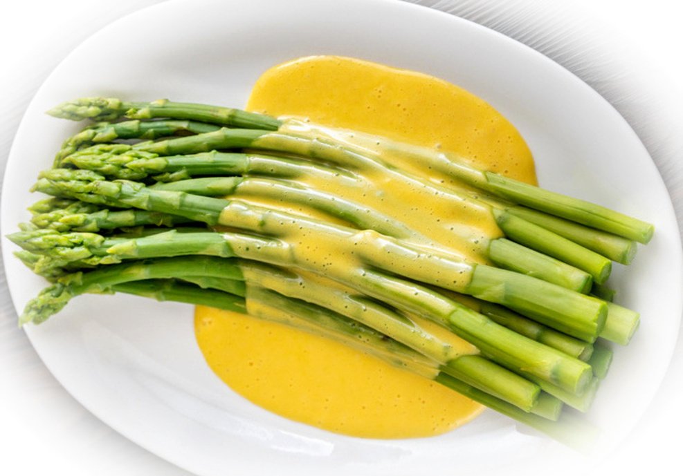 Szparagi z sosem holenderskim to prawdziwy kulinarny klasyk. Receptura na tę potrawę nie zmienia się od wieków. Szparagi z sosem holenderskim — przepis na sezonowy klasyk znany od wieków