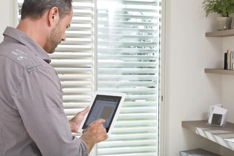 System Smart Oknoplast dąży do tego, by ze smartfonem w ręku użytkownik mógł zdalnie sterować podstawowymi elementami wyposażenia każdego domu oraz ''programować'' ich przyszłe zachowanie