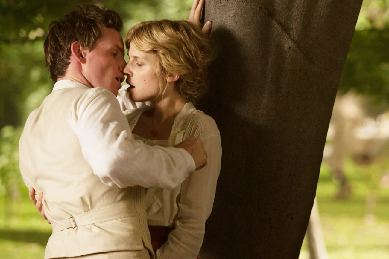 Eddie Redmayne i Clemence Poesy w serialu "Wojna i miłość".