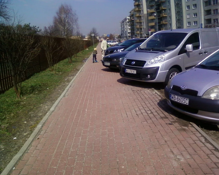 Tak parkują samochody przy ul. Osmańczyka w Warszawie.