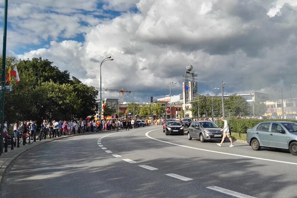Warszawiacy pojawiali się na rondzie Zgrupowania AK "Radosław" już kilkanaście minut przed godziną 17.00.
