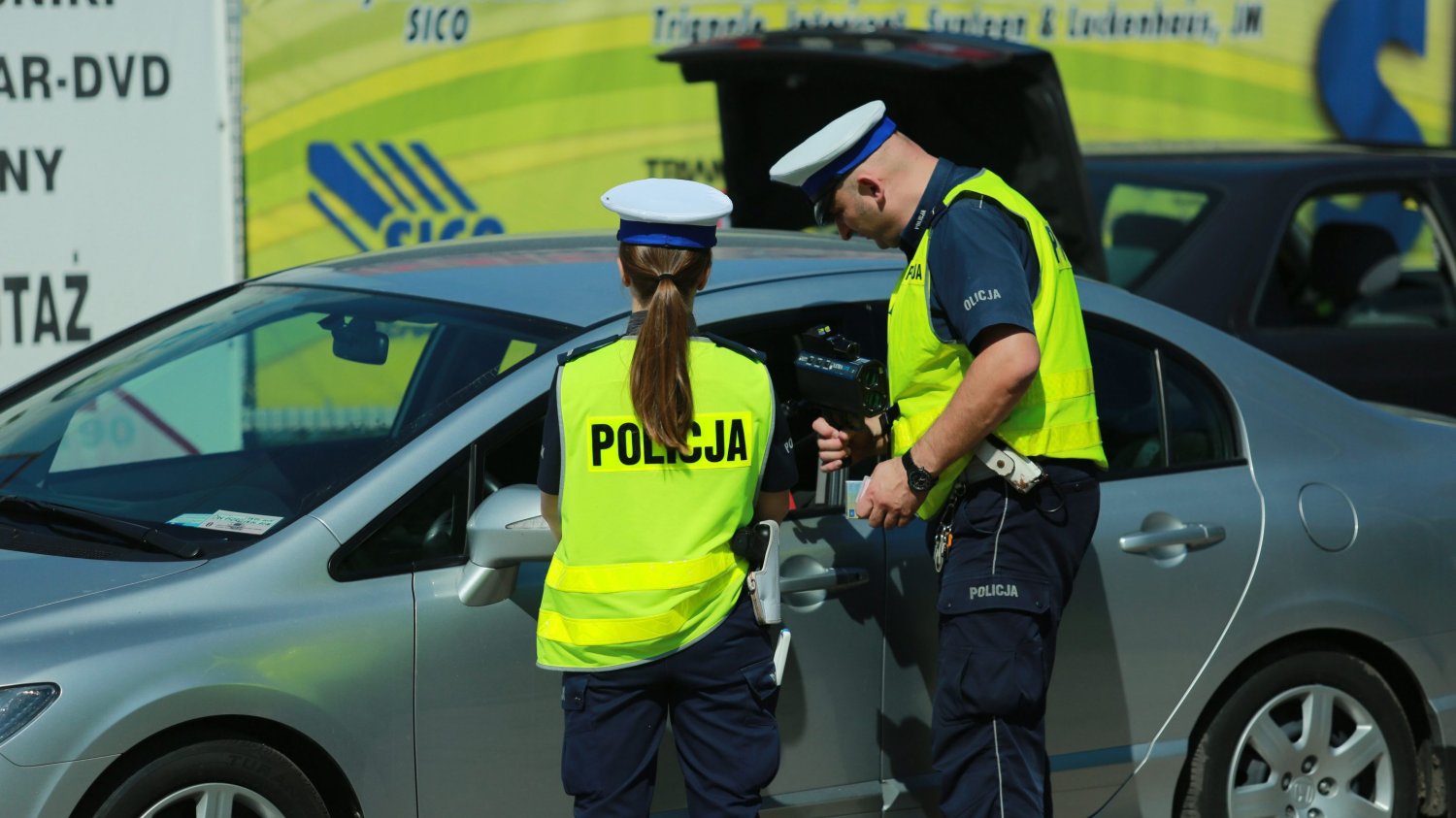 Jak uniknąć przeszukania samochodu? Jest na to sposób Policjant może przeszukać nasze auto bez nakazu