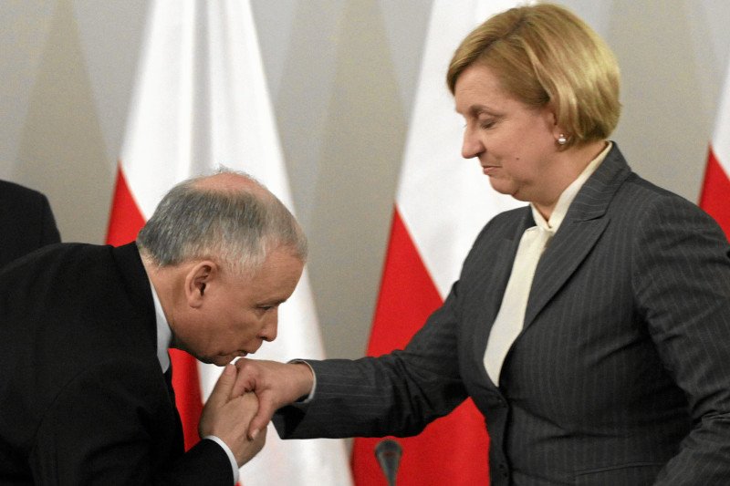 Działaczka PiS uważa Kaczyńskiego za "najprzystojniejszego w Sejmie", Kamil Durczok wyśmiewa jej projekt wykluczający niewiernych i wolnych posłów, poza prezesem, w wierszu.