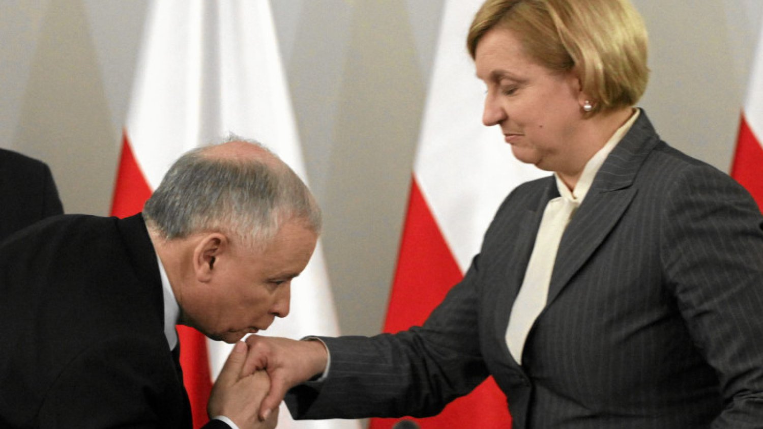 Działaczka PiS uważa Kaczyńskiego za "najprzystojniejszego w Sejmie", Kamil Durczok wyśmiewa jej projekt wykluczający niewiernych i wolnych posłów, poza prezesem, w wierszu.