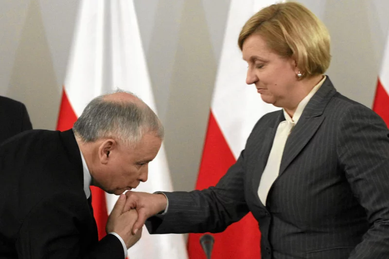 Działaczka PiS uważa Kaczyńskiego za "najprzystojniejszego w Sejmie", Kamil Durczok wyśmiewa jej projekt wykluczający niewiernych i wolnych posłów, poza prezesem, w wierszu.