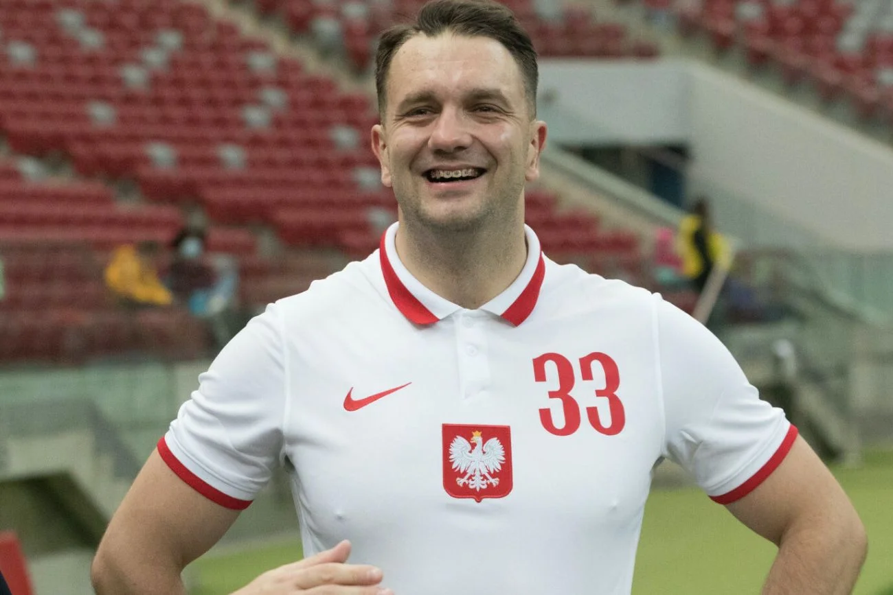 Łukasz Mejza podczas meczu piłkarskiego.