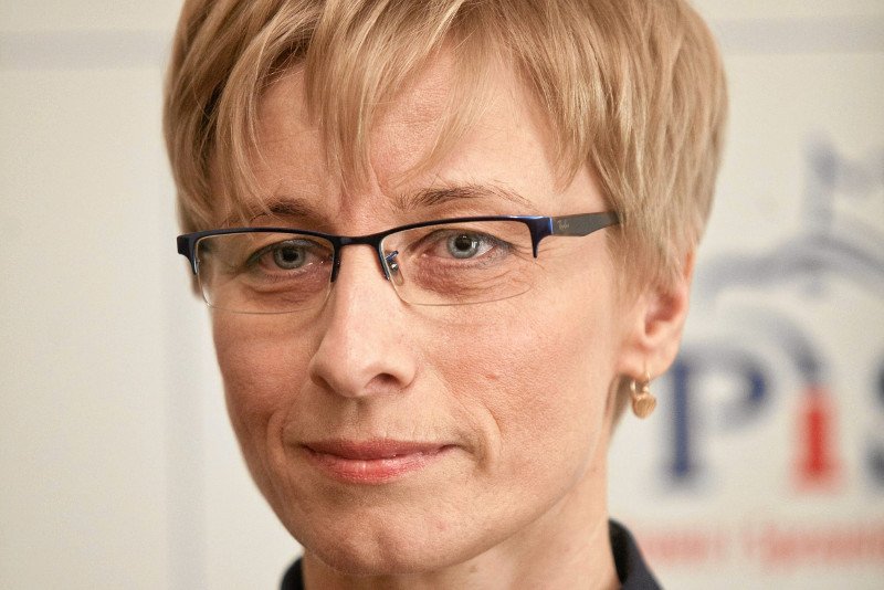 Beata Gosiewska, posłanka PiS w Parlamencie Europejskim, widzi w Donaldzie Tusku i innych znaczących politykach PO morderców męża. Poseł Przemysław Gosiewski zmarł w katastrofie smoleńskiej (2010).