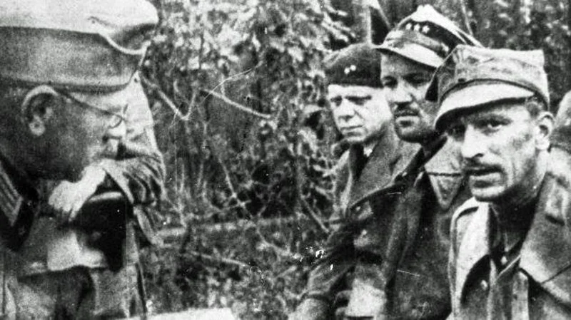 7 września 1939, Niemcy przesłuchują polskich żołnierzy po kapitulacji Westerplatte.