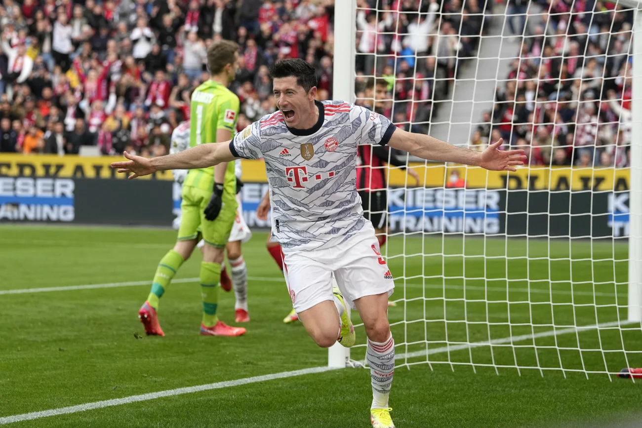 Robert Lewandowski otworzył wynik meczu Bayeru Leverkusen z Bayernem Monachium. Co za gol Polaka!