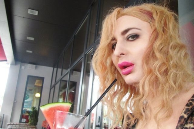 Rafalala zaatakowała nastolatkę na ulicy. Jedni piszę o transseksualistce "on", inni "ona".