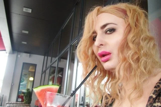 Rafalala zaatakowała nastolatkę na ulicy. Jedni piszę o transseksualistce "on", inni "ona".