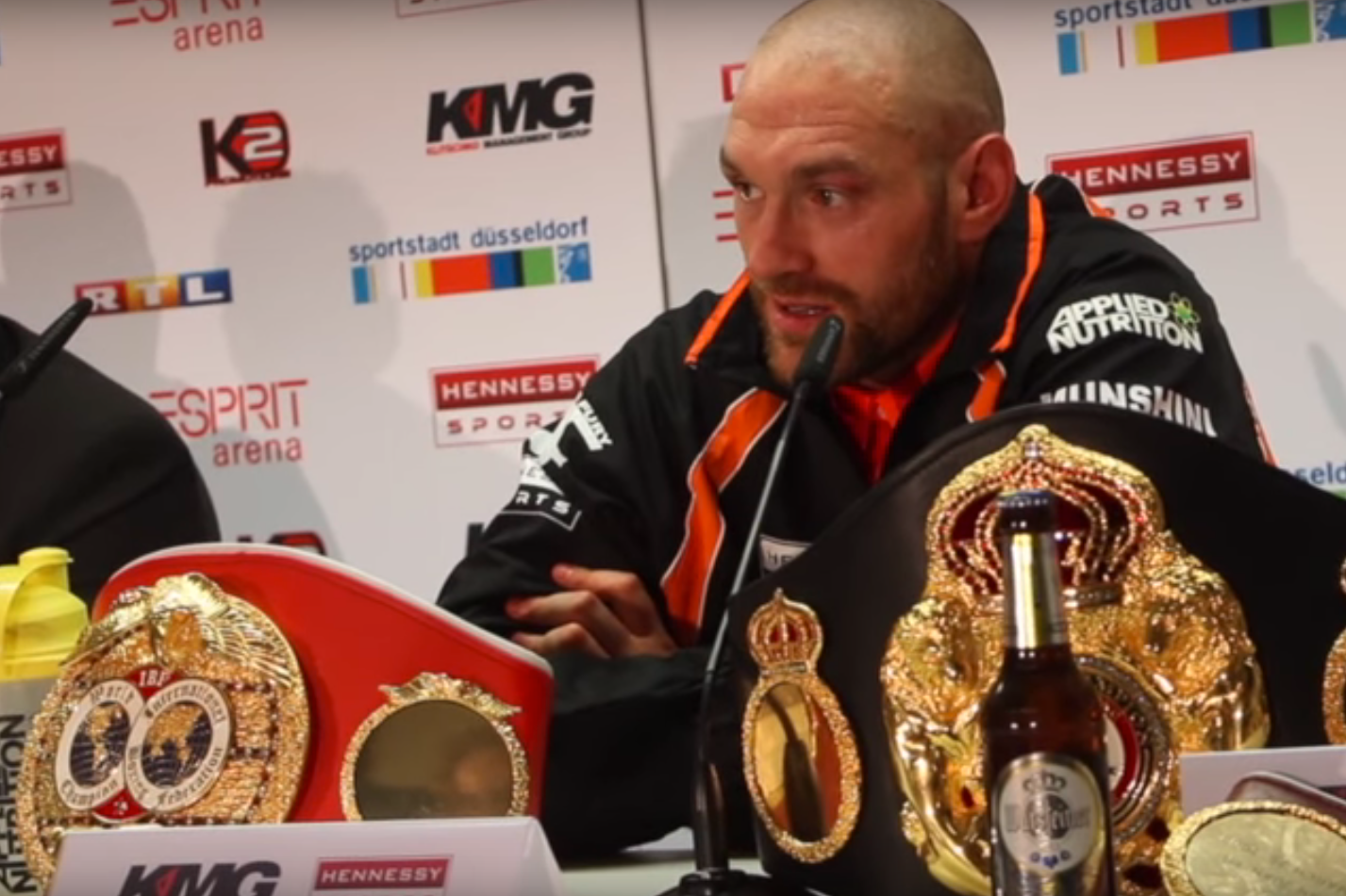 Tyson Fury niedługo cieszył się kompletem zdobytych pasów.