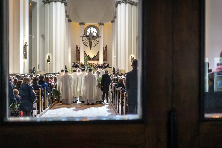 Kobieta przyszła do kościoła w Szubinie z ciałem psa. Zdjęcie poglądowe.