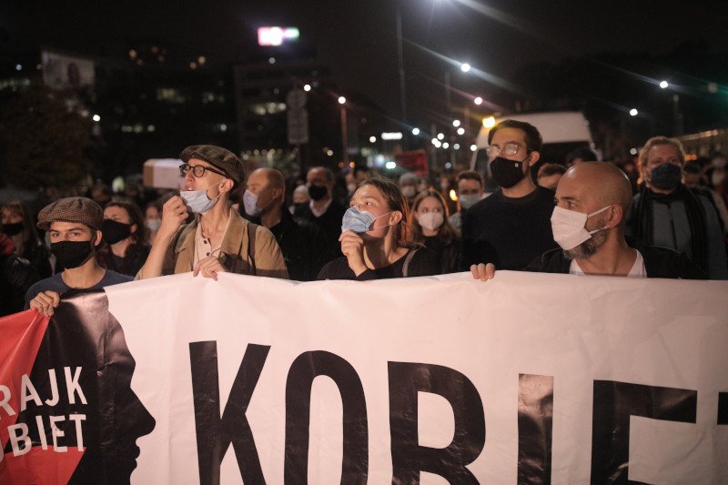 Pochód spod domu Kaczyńskiego idzie na Sejm.