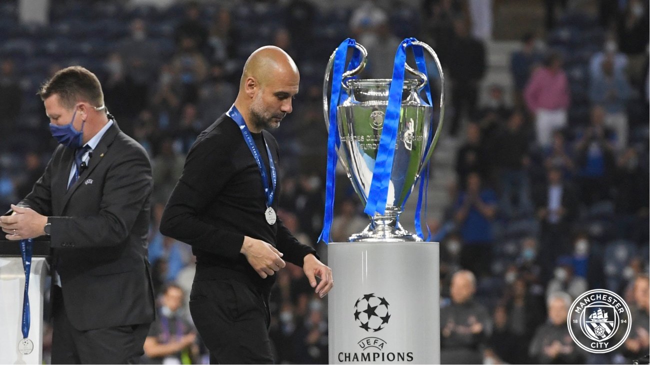 Josep Guardiola po finale Ligi Mistrzów mija puchar dla najlepszej ekipy Europy