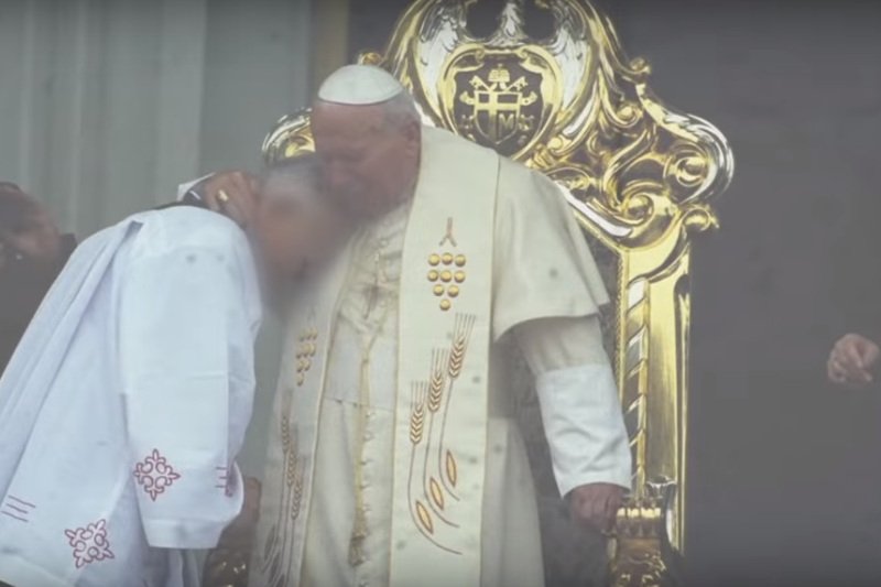 Kadr z filmu Tomasza Sekielskiego "Tylko nie mów nikomu". Na zdjęciu archiwalnym papież Jan Paweł II z kustoszem sanktuarium w Licheniu, ks. Eugeniusz M.