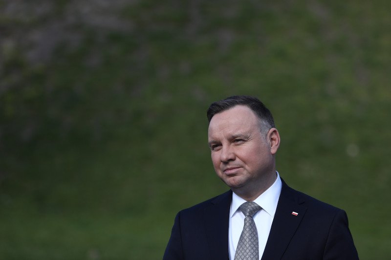 Andrzej Duda odznaczył oskarżanego o nadużycia finansowe dyrektora Caritasu.