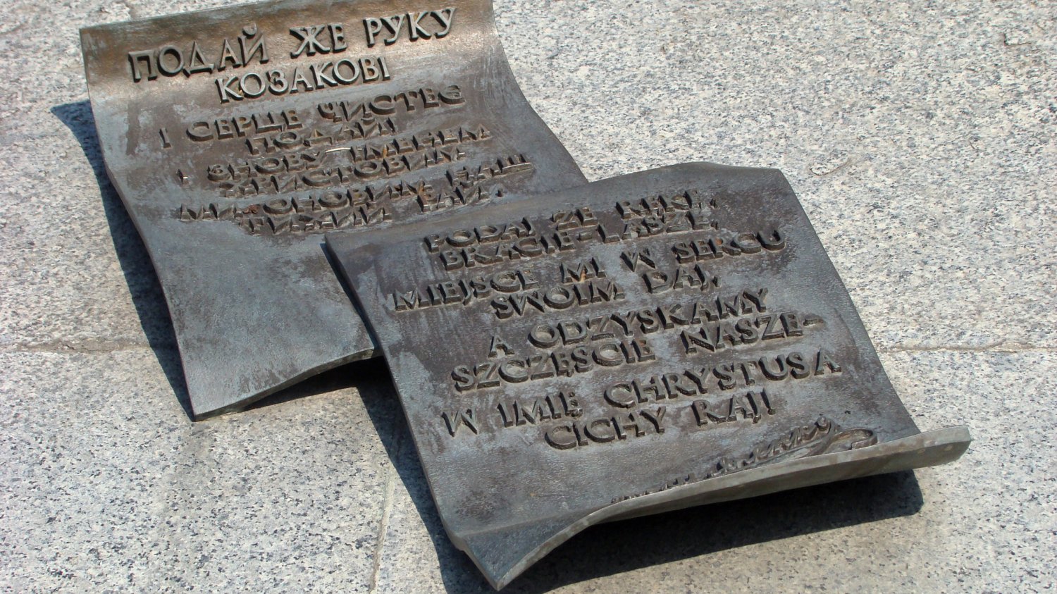 Cytat z wiersza "Do Polaków" umieszczony na postumencie pomnika Tarasa Szewczenki w Warszawie