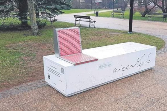 Multimedialne Ławki Niepodległości nie przypadły do gustu warszawiaków