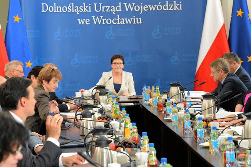 Ewa Kopacz wozi ze sobą stoły i krzesła. "Afera meblowa" czy "Monty Python"?