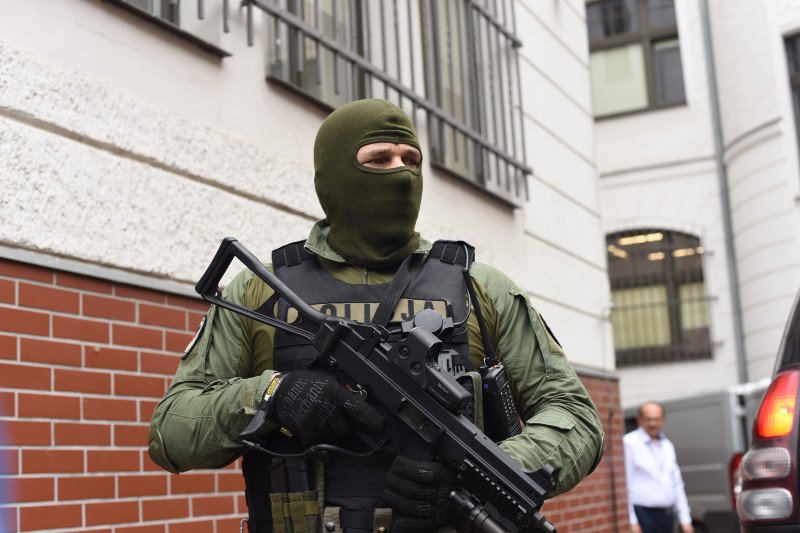 "Grzecznego, normalnego chłopaka" który podłożył bombę, eskortowali uzbrojeni po zęby policjanci.