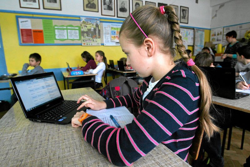 MAiC wycofało się z pierwotnych propozycji, które mogłyby zahamować rozwój cyfryzacji polskich szkół.