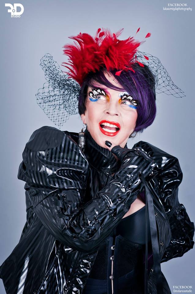 Pewnie i mi nie wypada się tak malować i przebierać, ale co ja zrobię, skoro bez makijażu i w granatowej spódniczce i białej bluzce czuję się strasznie zawstydzona i przebrana...