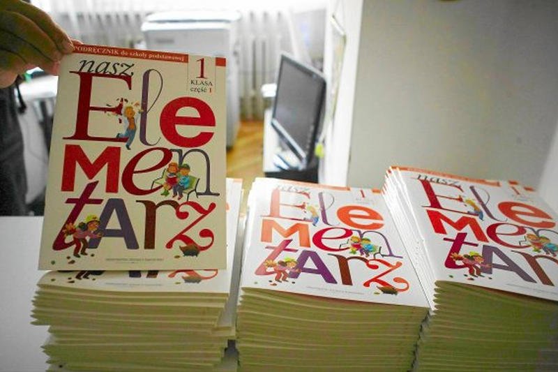 MEN chwali się bezpłatnym podręcznikiem, a szkoły chowają go przed uczniami. "Bo się zniszczy"