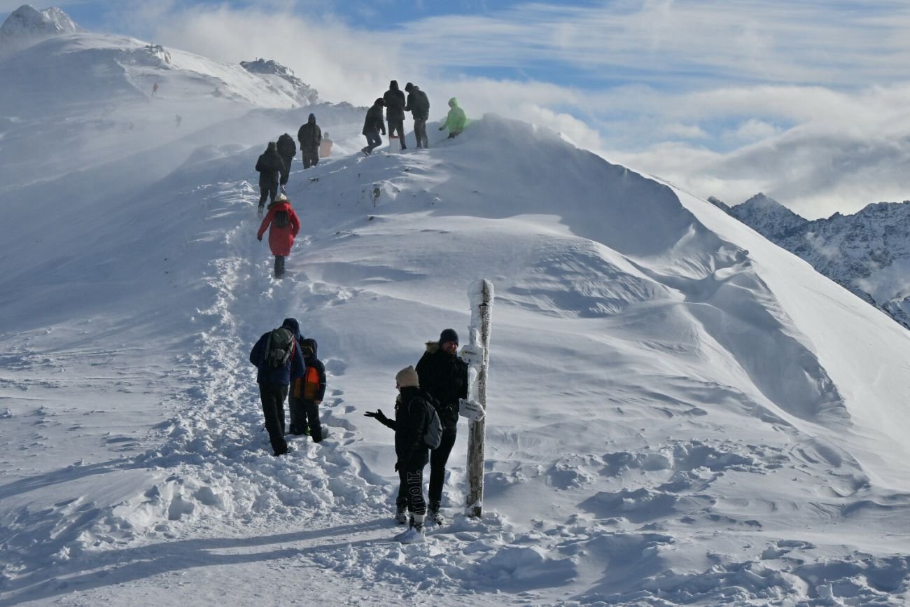 Chciał zdobyć górski szczyt pijany i w adidasach. Turysta doprowadził do wypadku w Tatrach.
